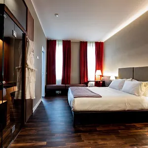 10 Keys 4*, Milano Italia